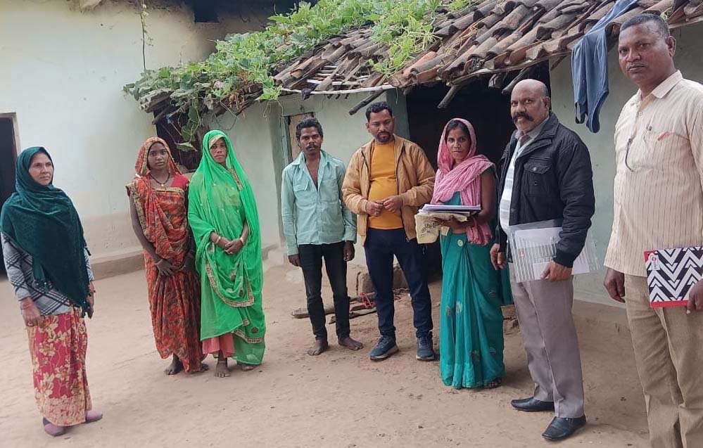 विशेष पिछड़ी जनजाति बैगा परिवार को शासन की योजना से लाभान्वित करने किया जा रहा सर्वे का कार्य