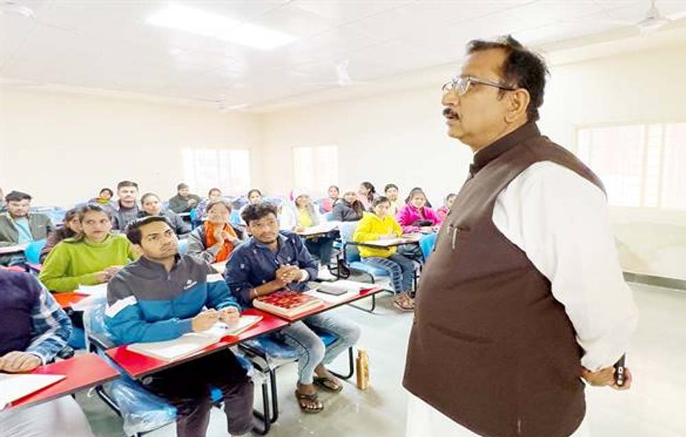 कमियों को सुधारें, व्यवस्थाओं को और बेहतर बनाएँ : जनजातीय कार्य मंत्री कुंवर विजय शाह