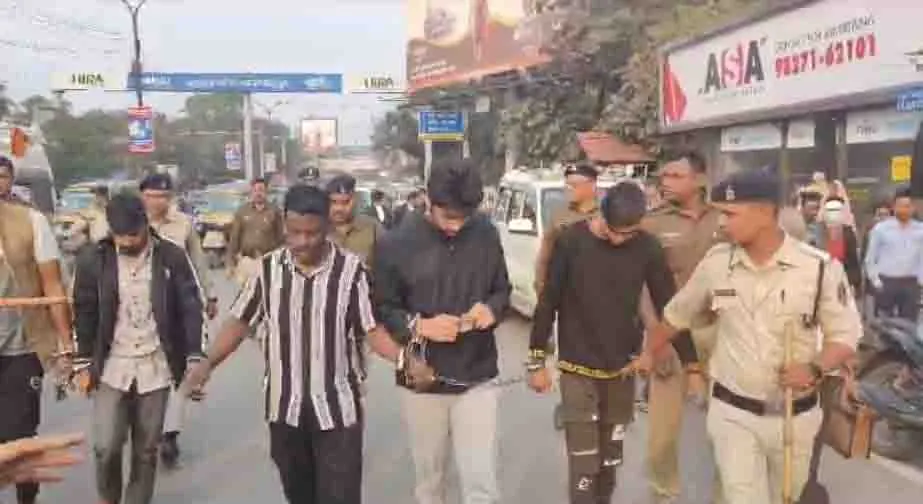 CG : खम्हारडीह इलाके में बलवा करने वालों का पुलिस ने निकाला जुलूस
