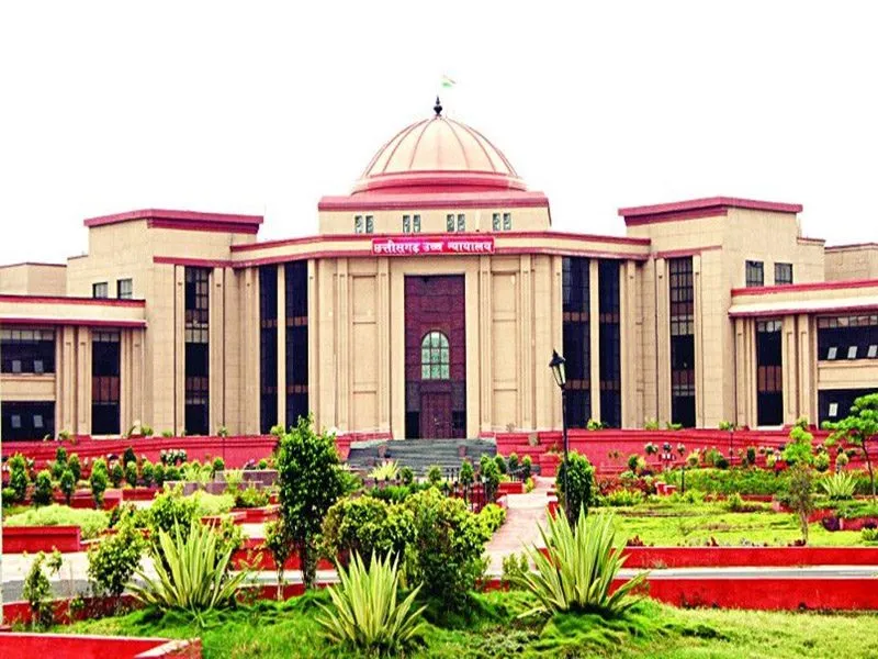 CG : DRM का जवाब सुनकर नाराज हुए चीफ जस्टिस, रेलवे स्टेशन की हालात देखने कहा 