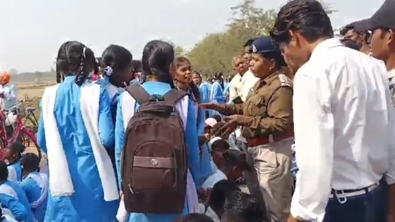 CG : कचना-भखारा रोड में स्कूली बच्चों ने किया चक्का जाम, जानिए प्रदर्शन की वजह  