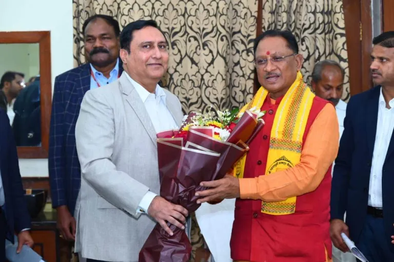 CG : रायपुर संभागायुक्त डॉ संजय अलंग ने सीएम साय से सौजन्य मुलाकात कर दी नववर्ष की बधाई