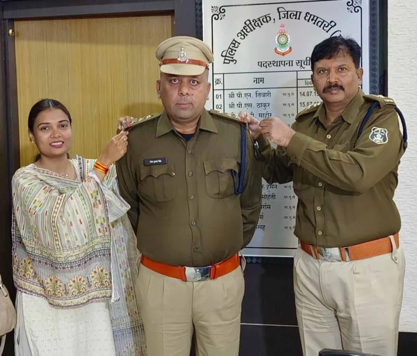 CG : एसआई के कंधों पर एक और सितारे लगाकर एसपी ने दी निरीक्षक पद पर पदोन्नति