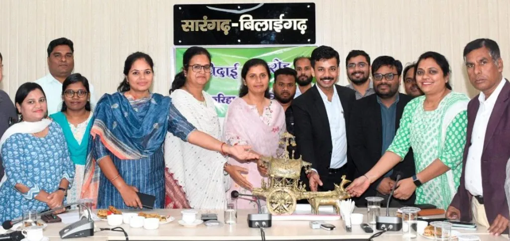 CG : कलेक्टोरेट सभाकक्ष में कलेक्टर डॉ. सिद्दीकी को विदाई दी गई
