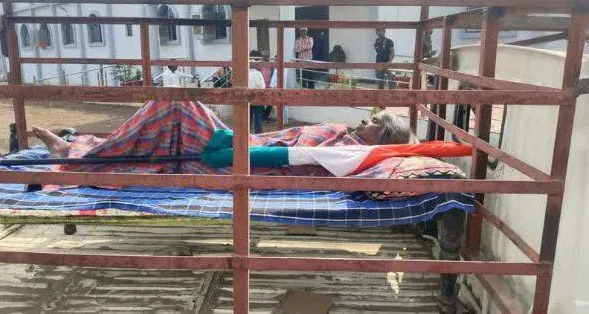 CG : खाट में लेटी मां को लेकर तहसील पहुंचा बेटा, इस मामले को लेकर है परेशान