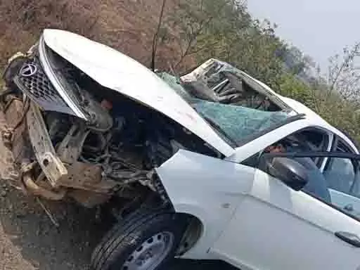 CG : हाइवा और कार में भीषण टक्कर, 5 की हालत नाजुक