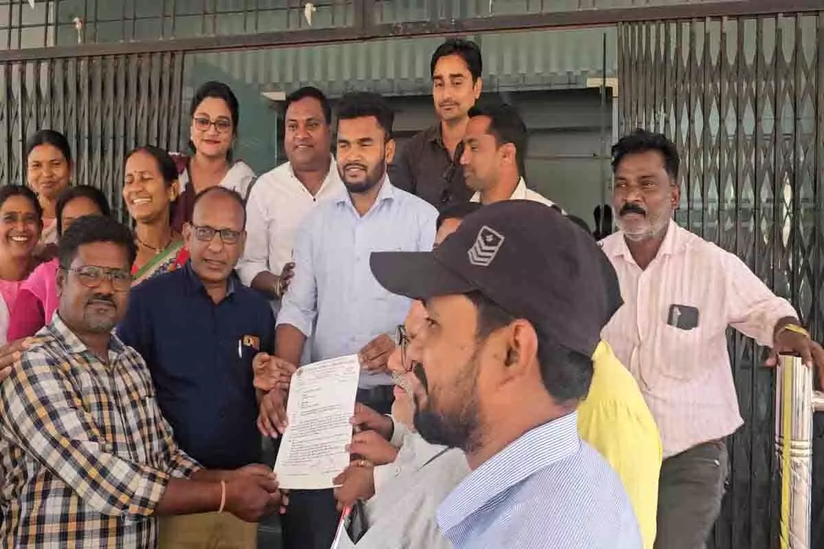 CG : कर्मचारियों ने की सातवें वेतनमान की मांग, डिप्टी कलेक्टर को सौंपा ज्ञापन
