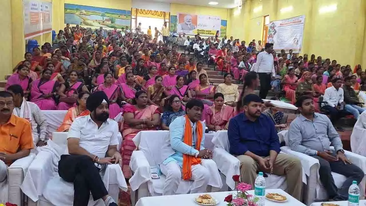 CG : स्थानीय शंकराचार्य भवन में प्रधानमंत्री को सुनने उमड़ी भीड़