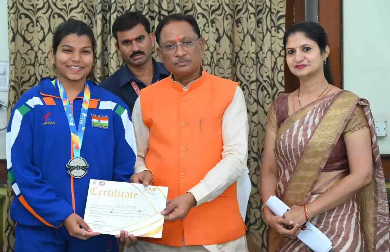 CG : मुख्यमंत्री से वर्ल्ड कराटे चैंपियनशिप में सिल्वर मेडल विजेता स्नेहा बंजारे ने की मुलाकात