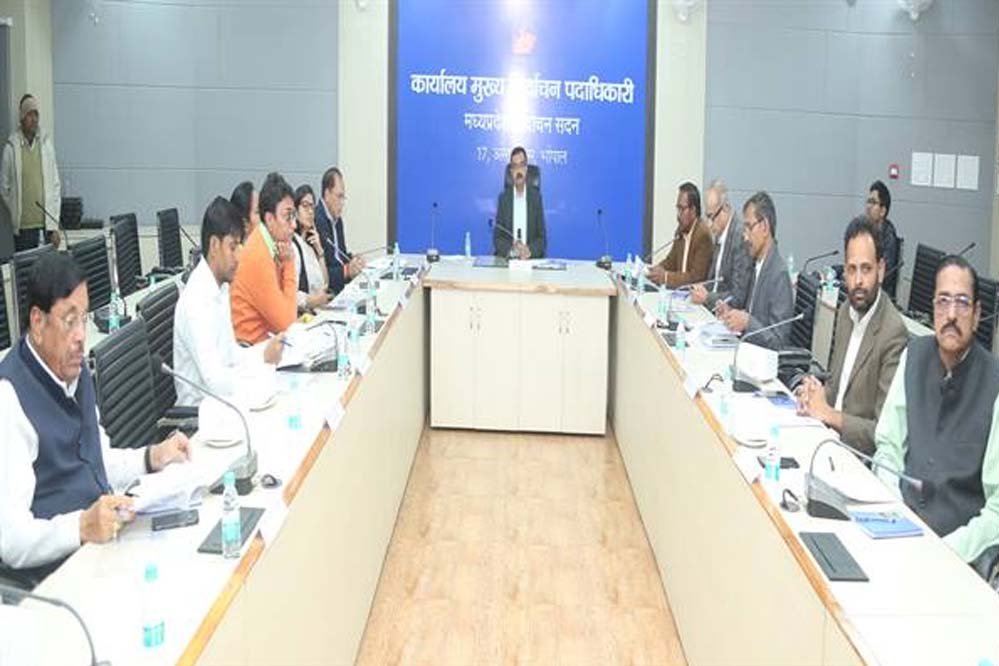 मुख्य निर्वाचन पदाधिकारी राजन ने मान्यता प्राप्त राष्ट्रीय राजनीतिक दलों के पदाधिकारियों के साथ की बैठक