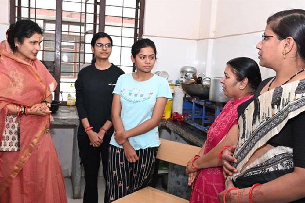 मंत्री श्रीमती गौर ने किया पिछड़ा वर्ग कन्या छात्रावास का औचक निरीक्षण