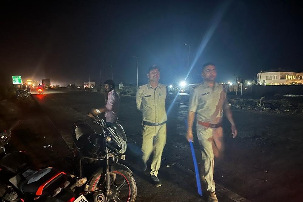 चौकी प्रभारी को डंडा लेकर आता देख उतरा शराबियों का नशा, खुले में शराब खोरी करने वालों के खिलाफ की कार्यवाही