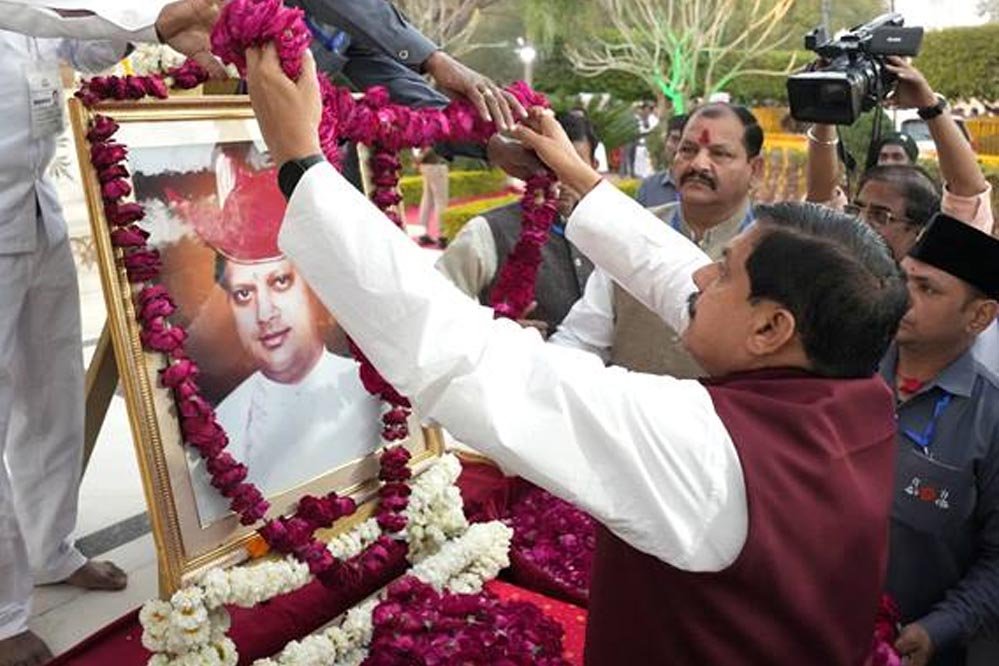 मुख्यमंत्री डॉ. यादव ने पूर्व केन्द्रीय मंत्री स्व माधवराव सिंधिया की प्रतिमा पर पुष्पांजलि अर्पित की