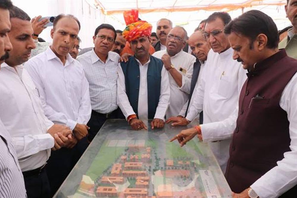 उप मुख्यमंत्री शुक्ल ने निर्माणाधीन मेडिकल कॉलेज एवं जिला अस्पताल राजगढ़ का किया निरीक्षण
