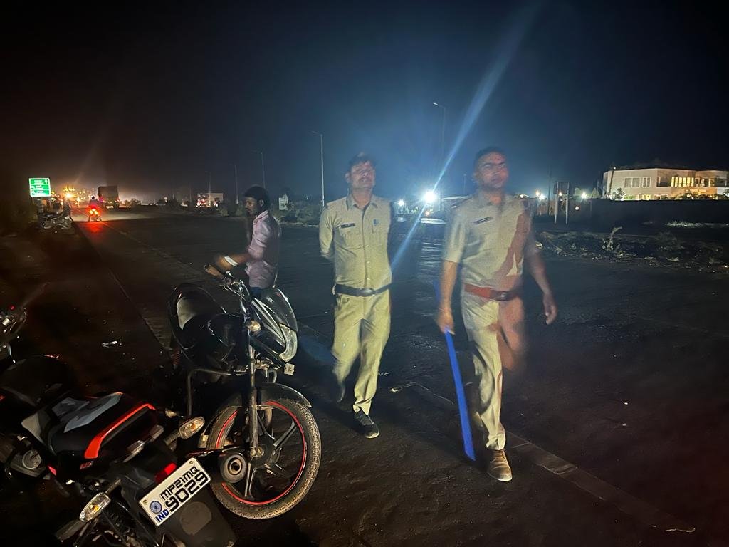चौकी प्रभारी को डंडा लेकर आता देख उतरा शराबियों का नशा, खुले में शराब खोरी करने वालों के खिलाफ की कार्यवाही