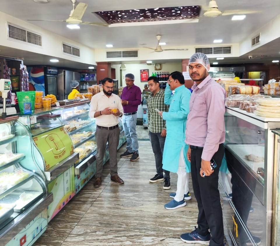 CG : होली से पहले विभिन्न मिठाई दुकानों से जांच के लिए सैंपल लिए गए