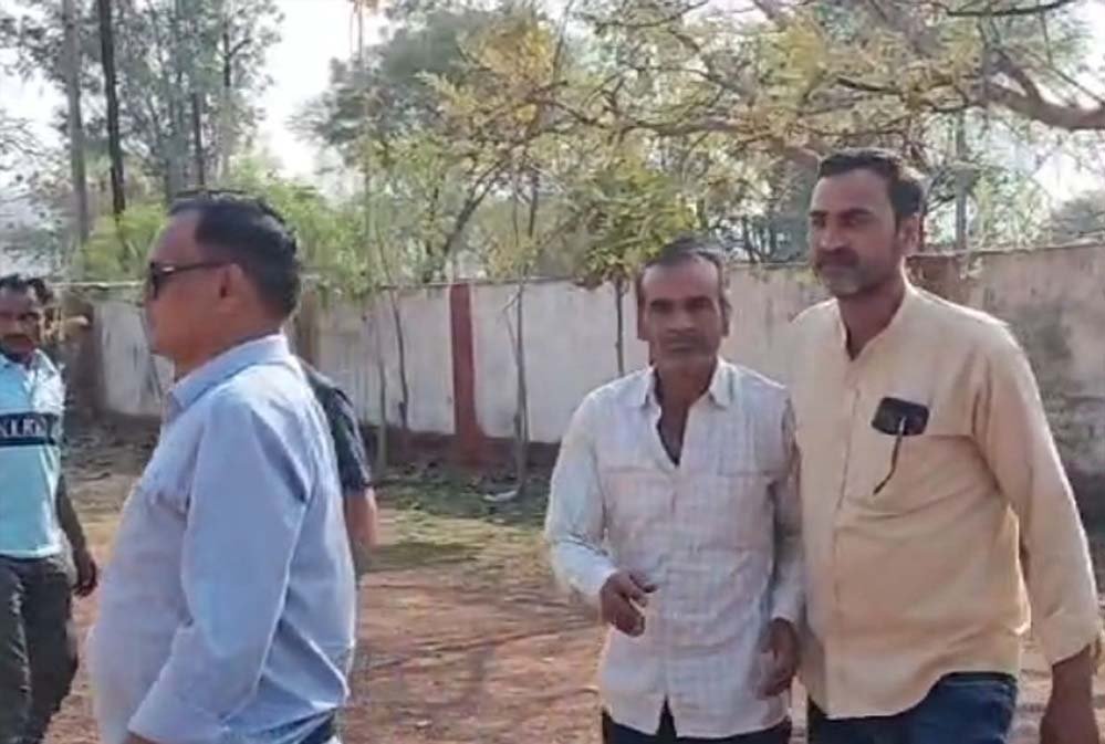 पंचायत सचिव चौदह हजार रुपए की रिश्वत लेते गिरफ्तार