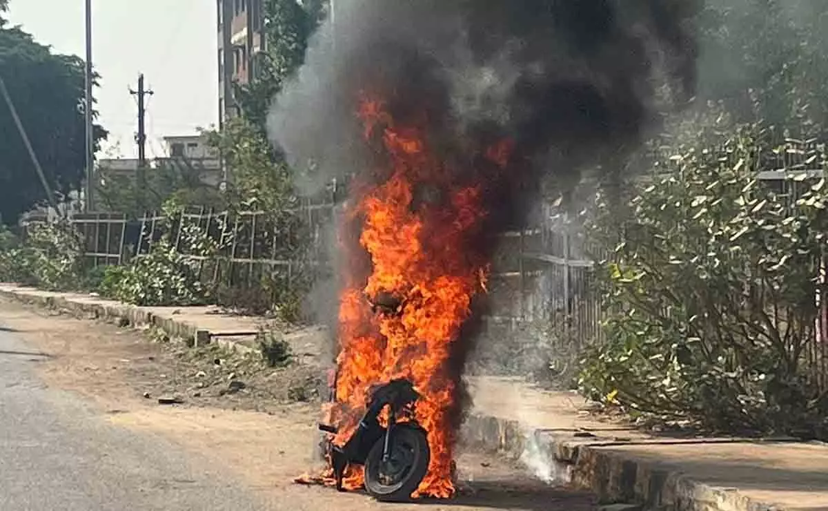 CG : बैटरी गाड़ी में लगी आग, रायपुर एयरपोर्ट से लौट रहा शख्स बाल-बाल बचा
