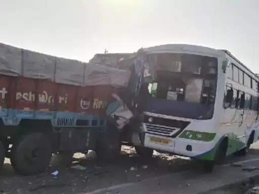 CG : ओवरटेक के दौरान बस और ट्रक में भिड़त, 6 यात्री घायल