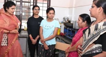मंत्री श्रीमती गौर ने किया पिछड़ा वर्ग कन्या छात्रावास का औचक निरीक्षण