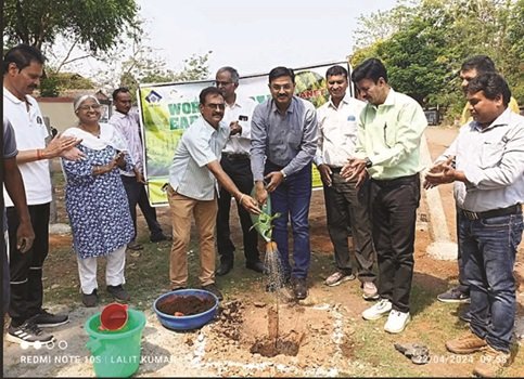 CG : बीएसपी ने वृक्षारोपण कर मनाया विश्व पृथ्वी दिवस