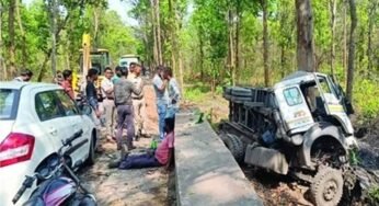 CG : लिफ्ट लेना युवक को पड़ा भारी, ट्रेलर के पलटने से मौत