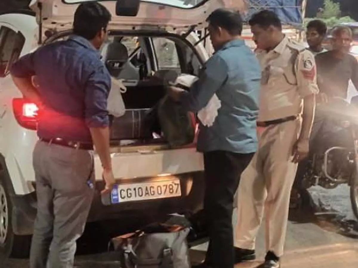 CG : कार से 100 नग साड़ी जब्त, 24 घंटे चेकिंग अभियान चला रही पुलिस