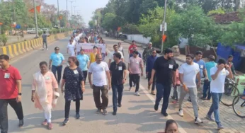 CG : 2 किमी पैदल चले कलेक्टर और डीएफओ, दिया मतदान का संदेश