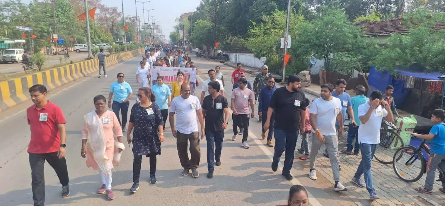 CG : 2 किमी पैदल चले कलेक्टर और डीएफओ, दिया मतदान का संदेश