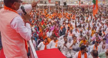पूर्व मुख्यमंत्री श्री शिवराज सिंह चौहान ने जनसभा को संबोधित करने के पश्चात् नामांकन पत्र दाखिल किया