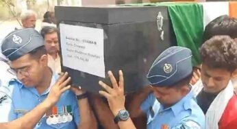 वायु सेना जवान की ट्रेन से गिरकर मौत, राजकीय सम्मान के साथ गांव वालों ने दी विदाई