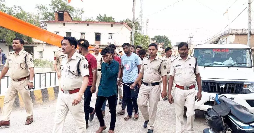 CG : पुलिस ने निकाला बलवा के आरोपियों का जुलुस
