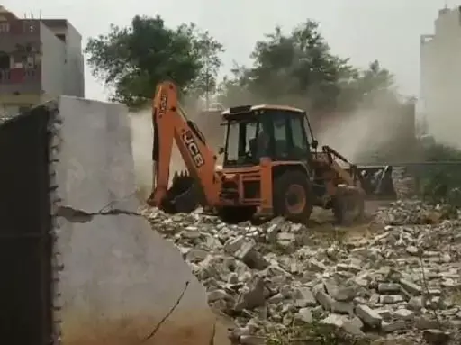 CG : शराब दुकान के पास से हटाए गए अतिक्रमण, बुलडोजर की कार्रवाई