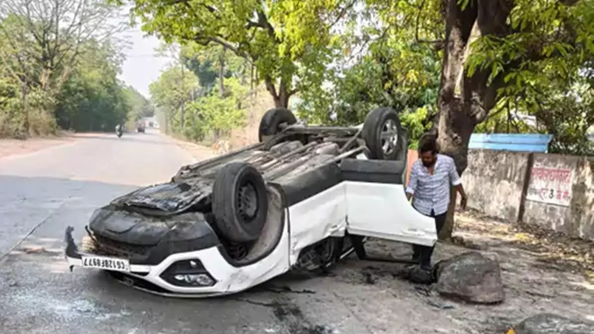 CG : कार पलटी, हाईवा चालक की लापरवाही से हुआ हादसा