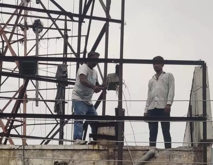CG : रायपुर शहर में खतरनाक होर्डिंग हटाने की कार्रवाई शुरू