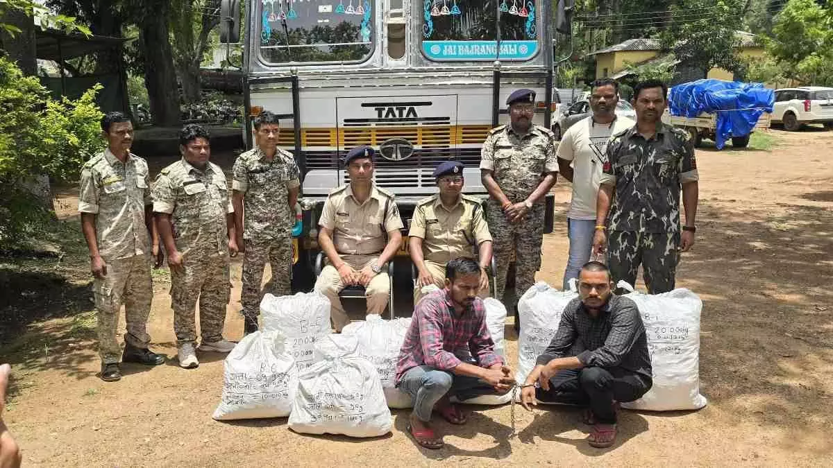 CG : रायपुर पासिंग ट्रक में मिला 11 लाख का गांजा, दो गिरफ्तार