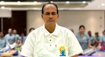 केंद्रीय मंत्री शिवराज सिंह चौहान और ज्योतिरादित्य सिंधिया ने नई दिल्ली में योगाभ्यास किया
