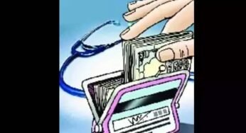 बैंक में सीसीटीवी फुटेज में महिला किसान के कुर्ते की जेब से रुपये निकालते नजर आई