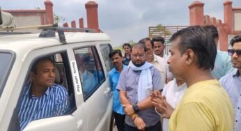 हड़ताल पर आरटीओ के खिलाफ की नारेबाजी 14 महीने से ऑफिस में नहीं बैठते आरटीओ ?