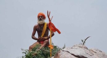चंदला नदी की धारा के बीच पहाड़ी पर त्रिशूल गाड़कर धरने पर बैठे साधु, जलसमाधि की चेतावनी, जानिये क्‍या है मामला