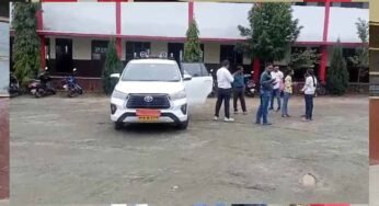 स्कूल परिसर में कलेक्टर की कार से पहुंची बच्चियां तो स्कूल प्रबंधन ने गरीब बच्चियों को ट्रांसफर सर्टिफिकेट दिया