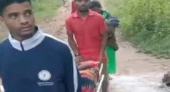 CG : कीचड़ के चलते गांव नहीं पहुंची 108 एंबुलेंस, पैदल ले जाते समय हुआ प्रसव