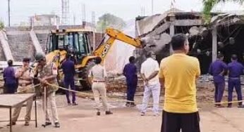 CG : बालोद में अवैध कॉम्प्लेक्स पर चला बुलडोजर, छावनी में तब्दील हुआ गुरुर