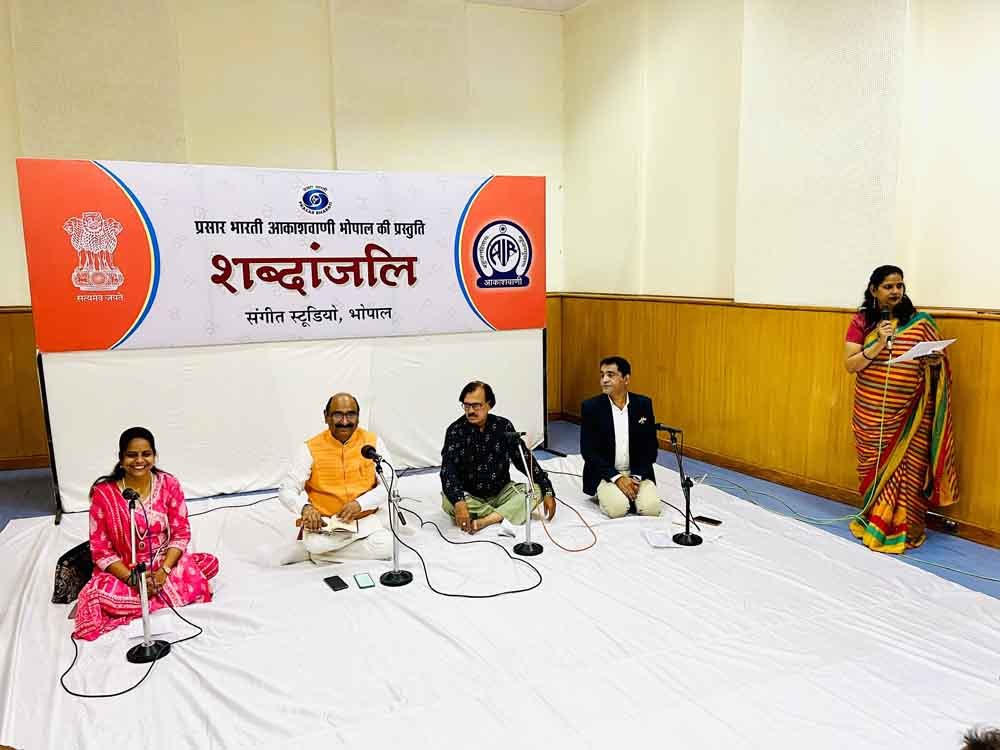 राष्ट्रगान गूंजे घर घर पर लगे तिरंगे हों…