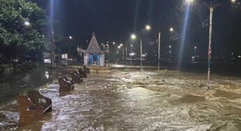 ओंकारेश्वर में नर्मदा नदी का रौद्र रूप, घाट और मंदिर डूबे, 50 KM तक अलर्ट