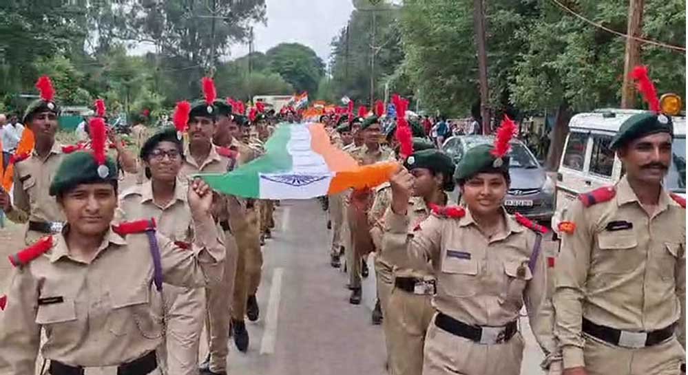 Damoh में निकली 78 फीट लंबी तिरंगा रैली, सैकड़ों की संख्या में छात्र-छात्राएं रहीं शामिल