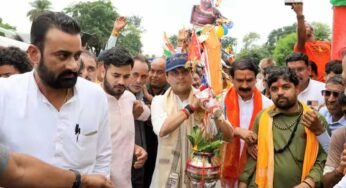 ज्योतिरादित्य सिंधिया भगवान भोलेनाथ की शरण में, कंधे पर कांवड़ उठा पदयात्रा पर निकल पड़े