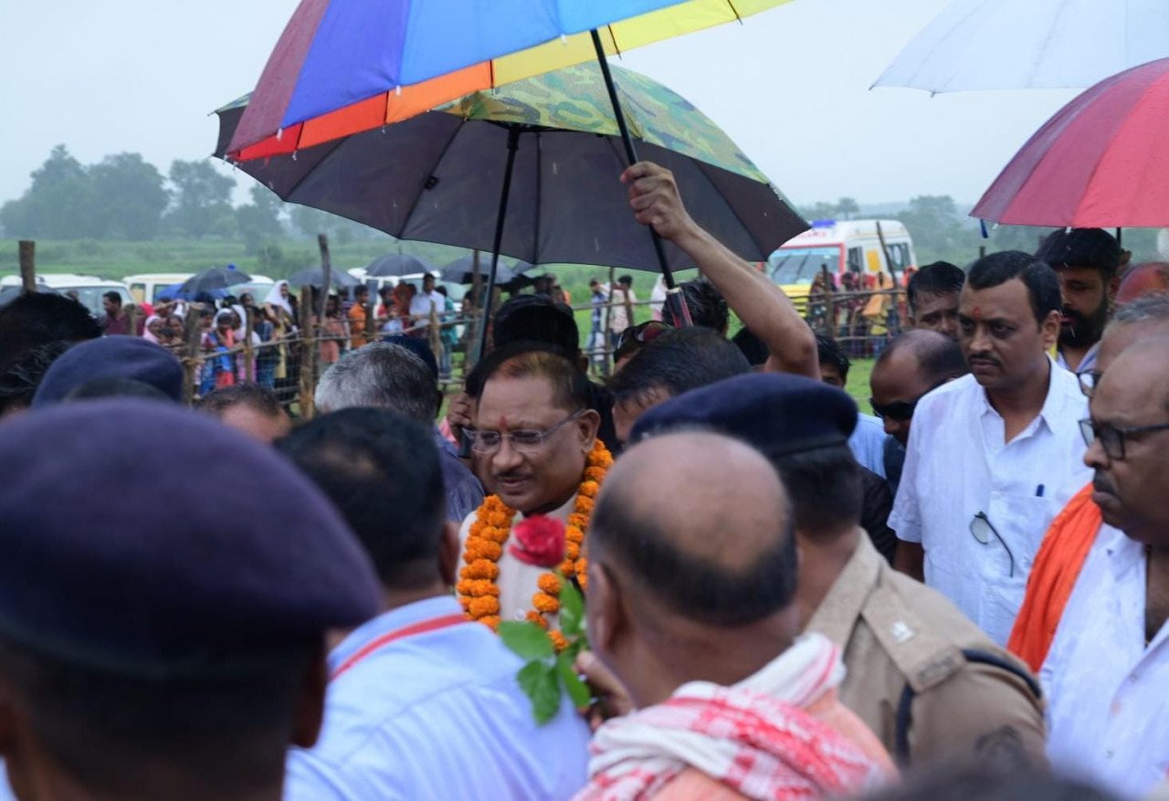 CG : रायपुर मुख्यमंत्री विष्णु देव साय के रायगढ़ जिले के ग्राम लिप्ति स्थित शासकीय हाई स्कूल मैदान हेलीपैड पहुंचने पर जनप्रतिनिधियों और ग्रामीणों ने उनका आत्मीय स्वागत किया