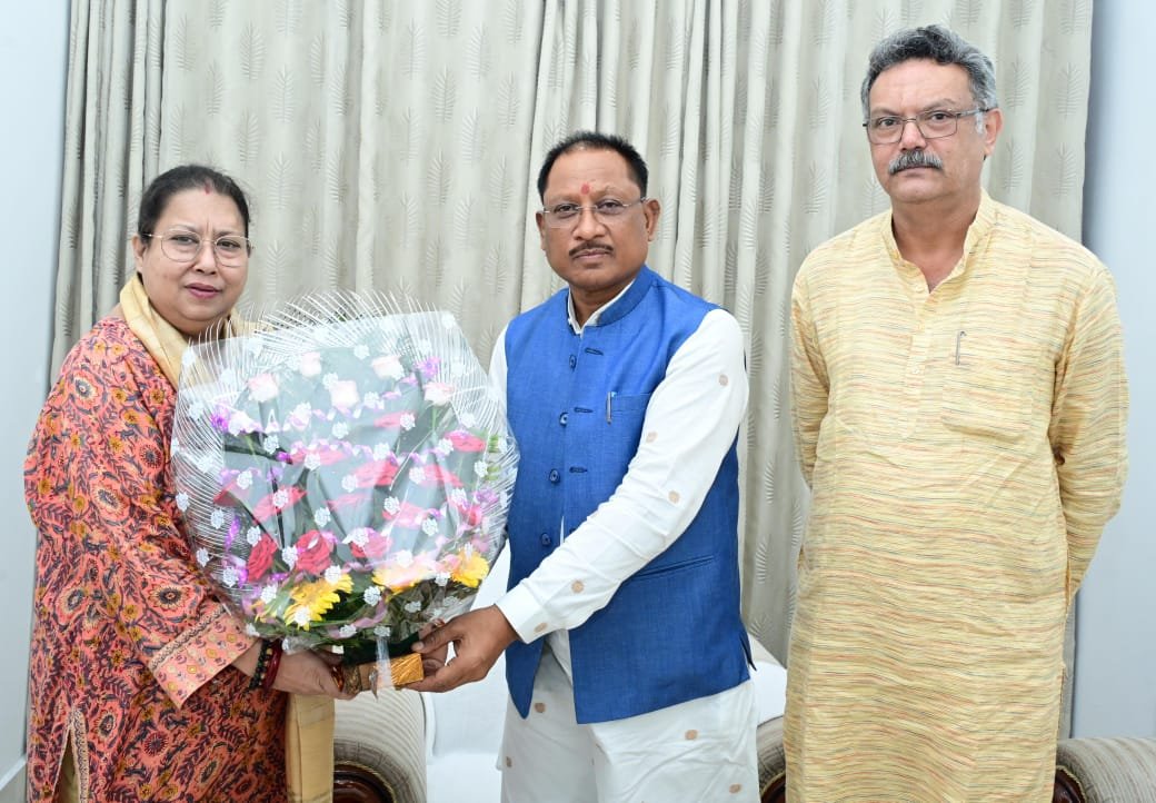 CG : रायपुर मुख्यमंत्री विष्णु देव साय से सांसद एवं कवर्धा राजपरिवार की रानी कृति देवी ने की मुलाकात