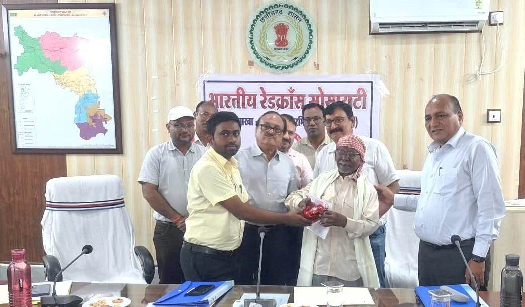 CG : एमसीबी रेडक्रॉस सोसायटी ने किया हीरालाल का सम्मान